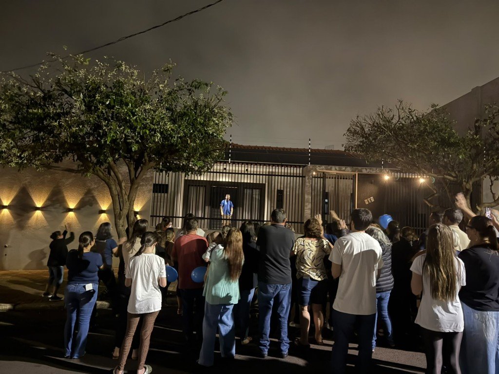 Comunidade faz serenata surpresa para padre de Loanda que estava internado